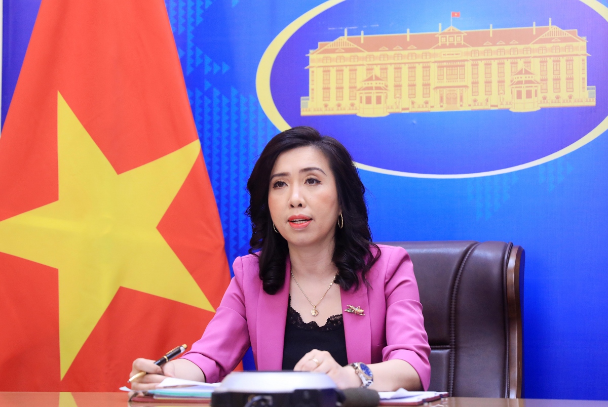 Việt Nam phản đối Trung Quốc đưa máy bay vận tải ra Trường Sa